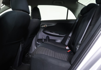 Подержанный автомобиль Toyota Corolla Sedan 2007 года (12 фото)