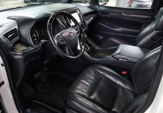 Подержанный автомобиль Toyota Alphard 2019 года (19 фото)