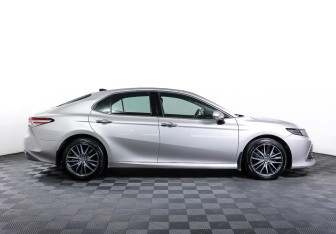 Подержанный автомобиль Toyota Camry Sedan 2022 года (4 фото)