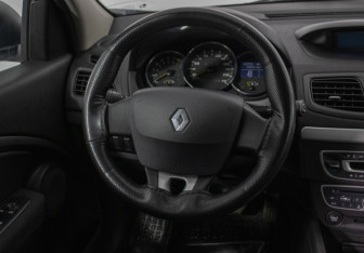 Подержанный автомобиль Renault Fluence 2011 года (15 фото)