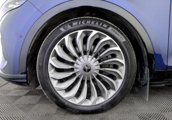 Подержанный автомобиль Voyah Free 2022 года (18 фото)