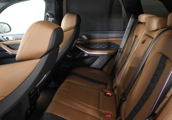 Подержанный автомобиль BMW X5 M 2023 года (14 фото)