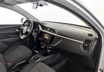 Подержанный автомобиль Kia Rio Hatchback 2021 года (11 фото)
