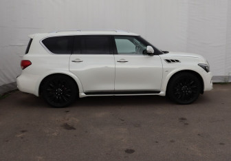 Подержанный автомобиль Infiniti QX80 2015 года (7 фото)