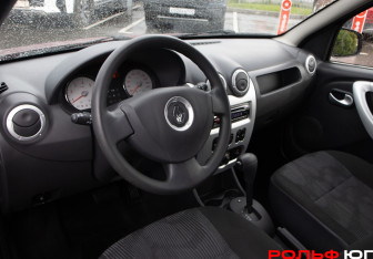 Подержанный автомобиль Renault Sandero 2011 года (17 фото)
