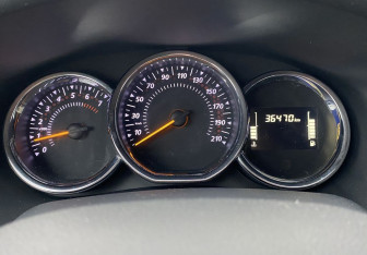 Подержанный автомобиль Renault Sandero 2015 года (17 фото)