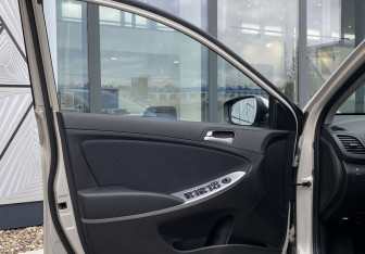 Подержанный автомобиль Hyundai Solaris Sedan 2015 года (16 фото)