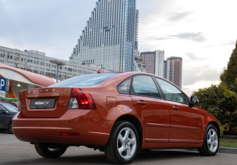 Подержанный автомобиль Volvo S40 2010 года (4 фото)