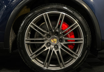Подержанный автомобиль Porsche Cayenne 2012 года (28 фото)