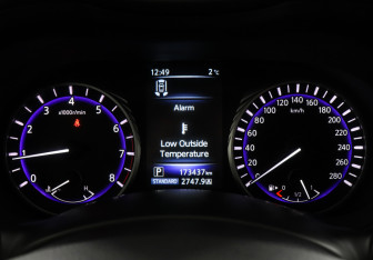 Подержанный автомобиль Infiniti Q50 2014 года (9 фото)