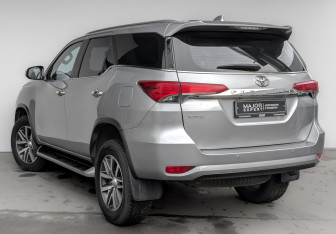 Подержанный автомобиль Toyota Fortuner 2020 года (7 фото)