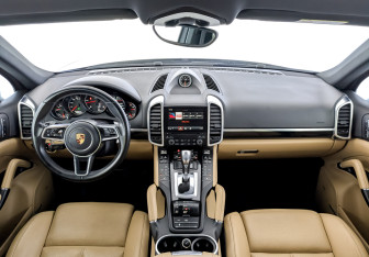 Подержанный автомобиль Porsche Cayenne 2017 года (14 фото)