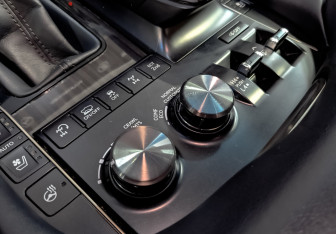 Подержанный автомобиль Lexus LX 2015 года (25 фото)