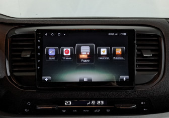 Подержанный автомобиль Peugeot Traveller 2019 года (17 фото)