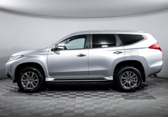 Подержанный автомобиль Mitsubishi Pajero Sport 2019 года (8 фото)