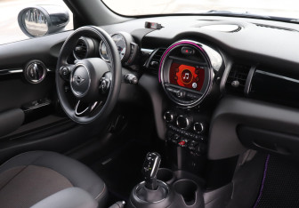 Подержанный автомобиль MINI Hatch 2020 года (12 фото)
