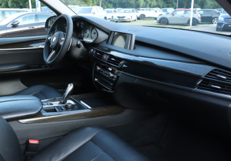 Подержанный автомобиль BMW X5 2014 года (9 фото)
