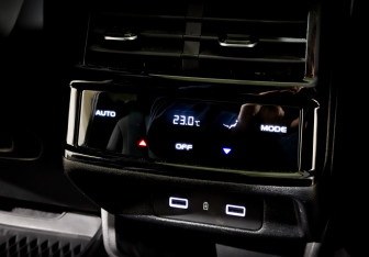 Подержанный автомобиль Geely Monjaro 2023 года (30 фото)