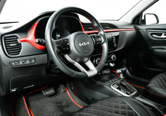 Подержанный автомобиль Kia Rio Hatchback 2022 года (10 фото)