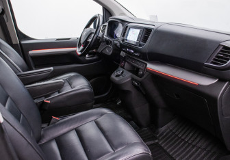 Подержанный автомобиль Peugeot Traveller 2018 года (7 фото)