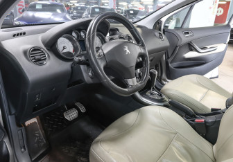 Подержанный автомобиль Peugeot 308 Hatchback 2012 года (14 фото)