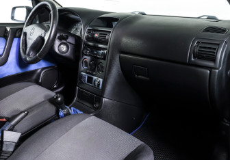 Подержанный автомобиль Opel Astra Hatchback 2004 года (10 фото)
