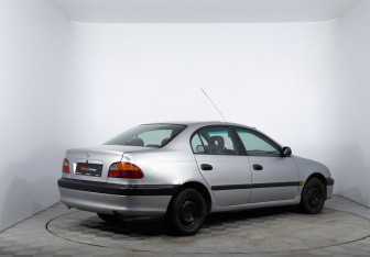 Подержанный автомобиль Toyota Avensis Sedan 1999 года (5 фото)