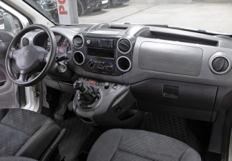 Подержанный автомобиль Peugeot Partner 2010 года (11 фото)