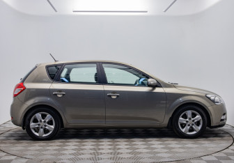 Подержанный автомобиль Kia Ceed Hatchback 2011 года (6 фото)