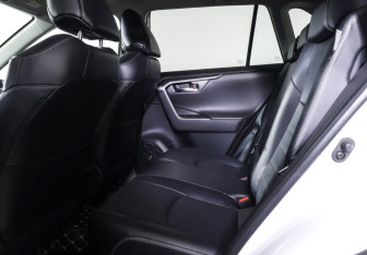 Подержанный автомобиль Toyota RAV4 2021 года (11 фото)