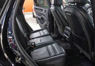 Подержанный автомобиль Porsche Cayenne 2021 года (12 фото)