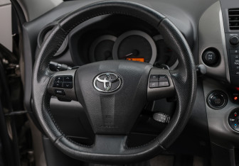 Подержанный автомобиль Toyota RAV4 2012 года (16 фото)