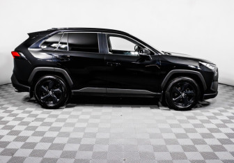 Подержанный автомобиль Toyota RAV4 2021 года (4 фото)