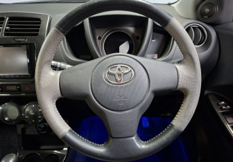 Подержанный автомобиль Toyota Ist 2007 года (16 фото)
