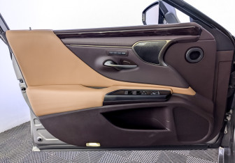Подержанный автомобиль Lexus ES 2019 года (19 фото)