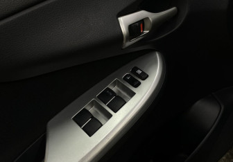 Подержанный автомобиль Toyota Corolla Sedan 2011 года (17 фото)