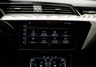 Подержанный автомобиль Audi e-tron 2021 года (12 фото)