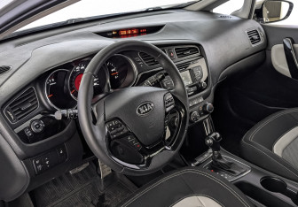 Подержанный автомобиль Kia Ceed Hatchback 2014 года (15 фото)