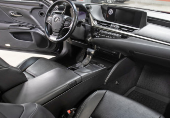 Подержанный автомобиль Lexus ES 2018 года (14 фото)