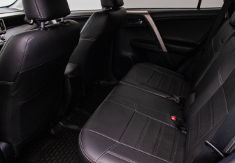 Подержанный автомобиль Toyota RAV4 2013 года (11 фото)