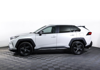 Подержанный автомобиль Toyota RAV4 2023 года (8 фото)