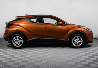 Подержанный автомобиль Toyota C-HR 2019 года (4 фото)
