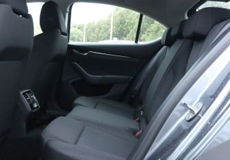 Подержанный автомобиль Skoda Octavia Liftback 2021 года (10 фото)