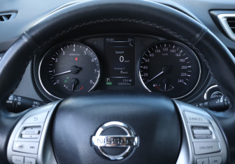 Подержанный автомобиль Nissan Qashqai 2017 года (10 фото)