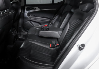 Подержанный автомобиль Genesis G70 2019 года (10 фото)