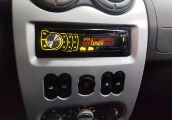 Подержанный автомобиль Renault Sandero 2011 года (16 фото)