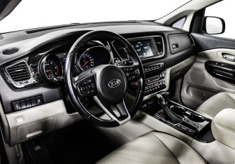 Подержанный автомобиль Kia Carnival 2019 года (13 фото)