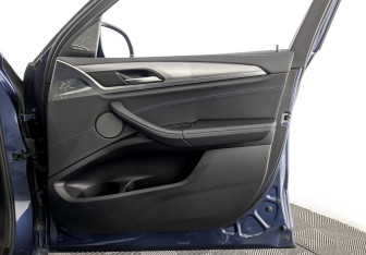 Подержанный автомобиль BMW X4 2021 года (25 фото)