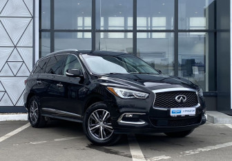 Подержанный автомобиль Infiniti QX60 2017 года (3 фото)