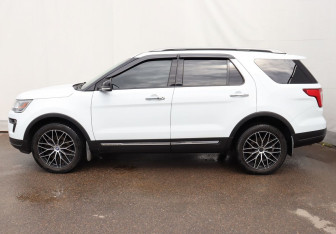 Подержанный автомобиль Ford Explorer 2018 года (8 фото)